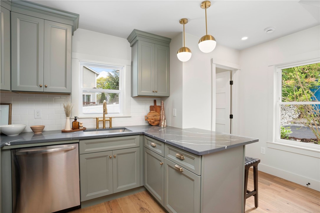 54 Grand View Street Providence, RI 02906 - Photo 18 of 43