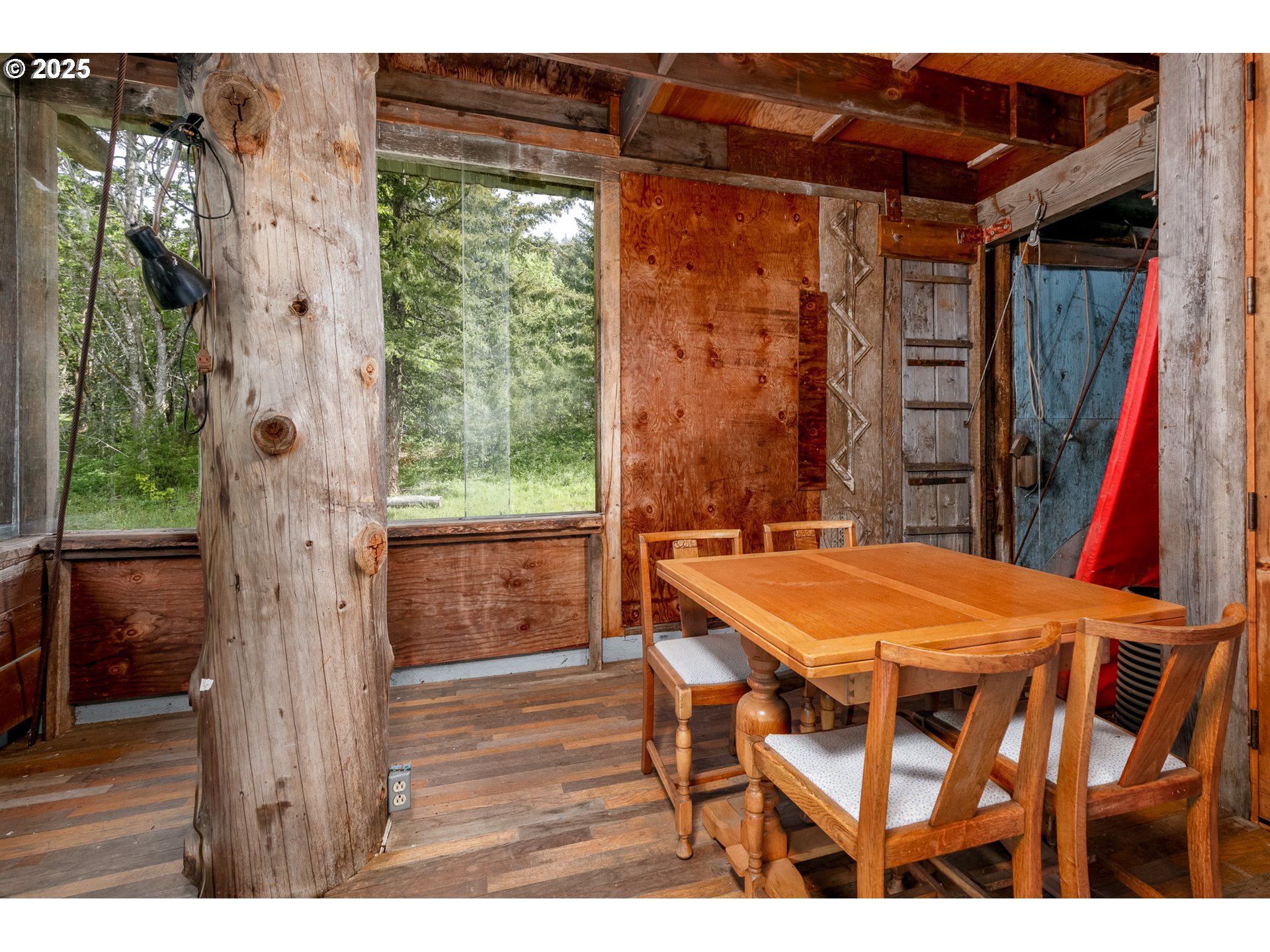 13 Southwest Arnett Road White Salmon, WA 98672 - Photo 15 of 25 a dining room with a table and chairs
