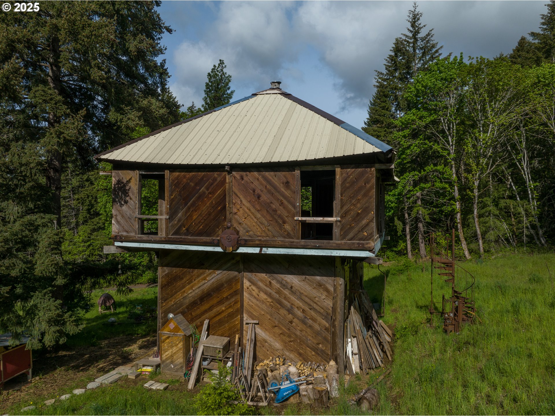 13 Southwest Arnett Road White Salmon, WA 98672 - Photo 18 of 25 a view of backyard of house