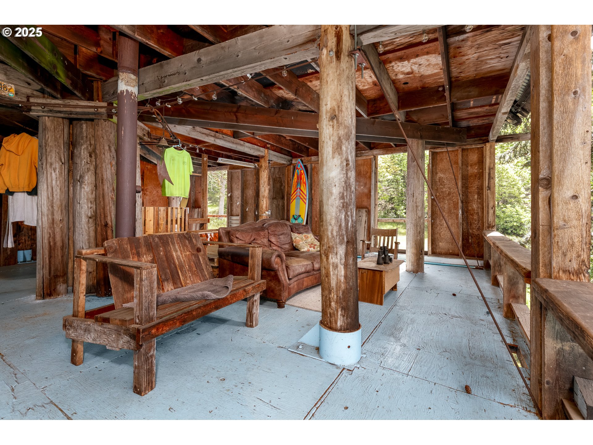 13 Southwest Arnett Road White Salmon, WA 98672 - Photo 3 of 25 a living room filled with furniture
