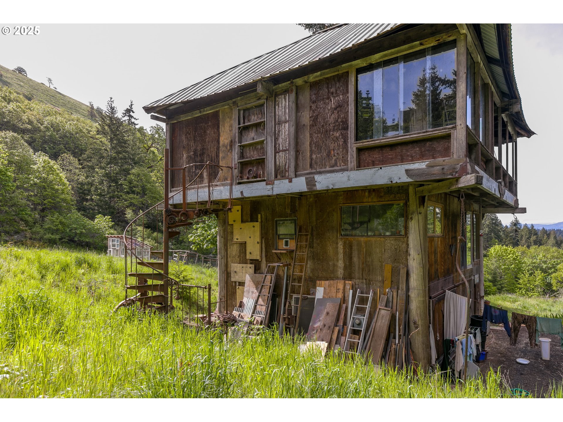 13 Southwest Arnett Road White Salmon, WA 98672 - Photo 5 of 25 a backyard of a house with barbeque oven