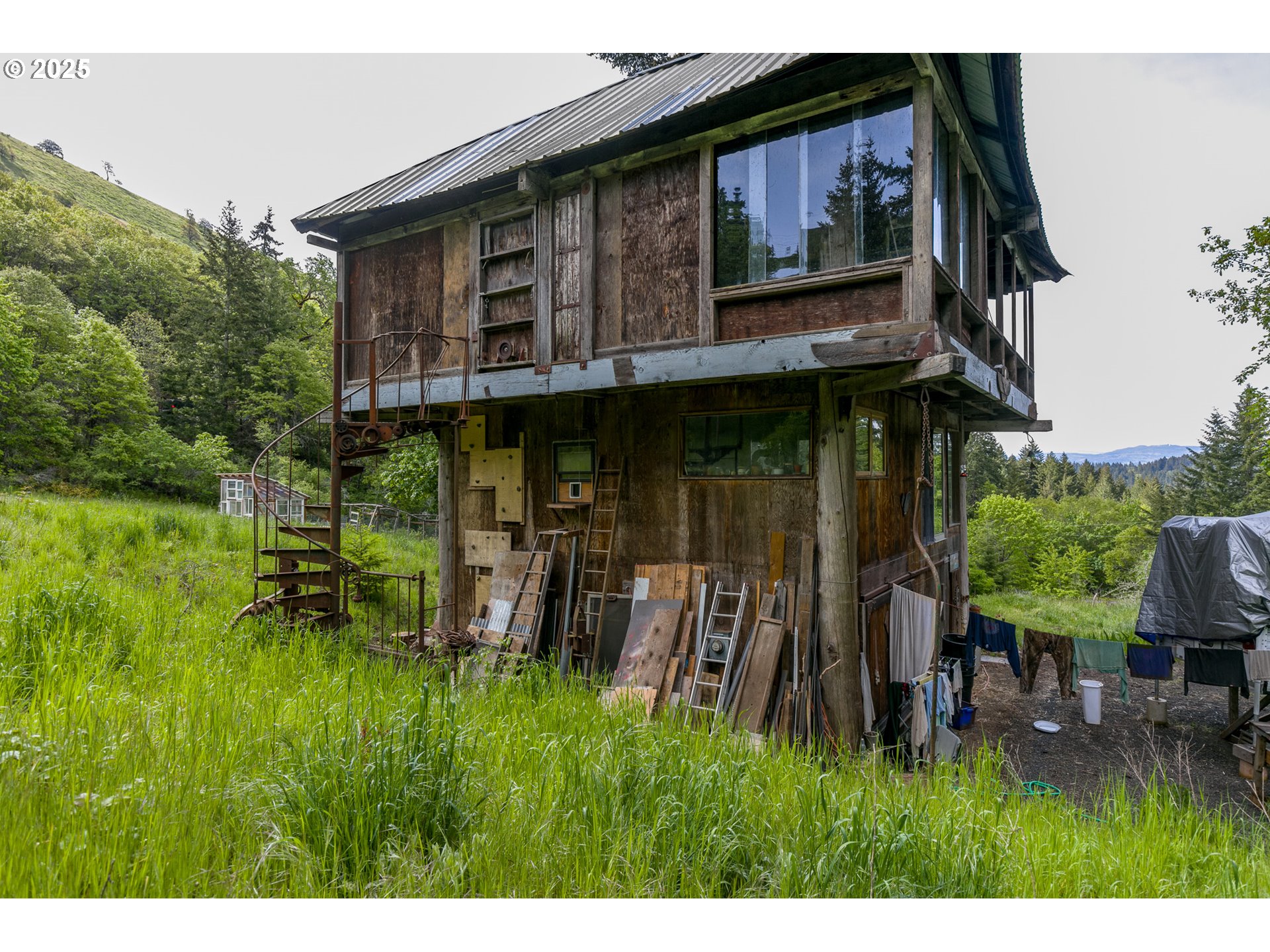13 Southwest Arnett Road White Salmon, WA 98672 - Photo 6 of 25 a view of small house