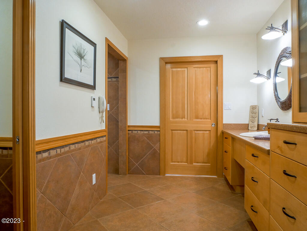 12319 Logsden Road Blodgett, OR 97326 - Photo 29 of 78 Primary Suite