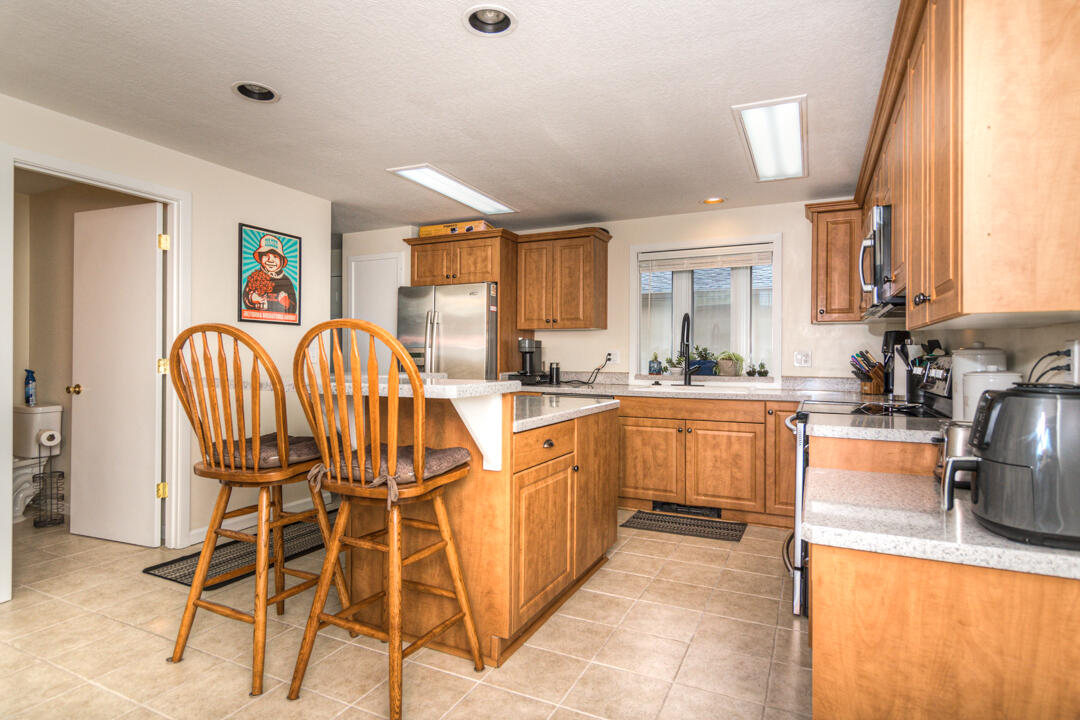 1050 Northeast Butler Market Road, Unit 17 Bend, OR 97701 - Photo 6 of 31 Butler Market Rd NE 1050 Rm17 Web (7 of