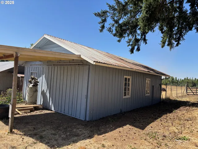 a view of a house with backyard and garden