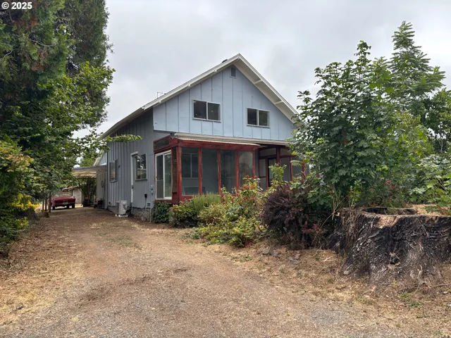 a view of a house with backyard and garden