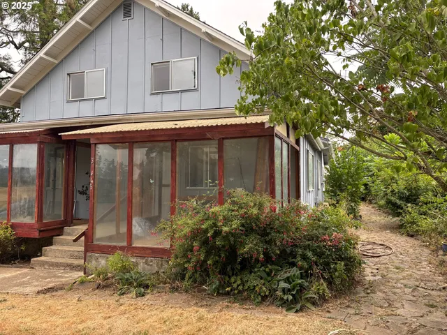 a view of entrance gate of the house
