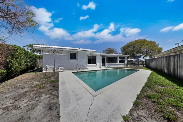a view of a house with a backyard