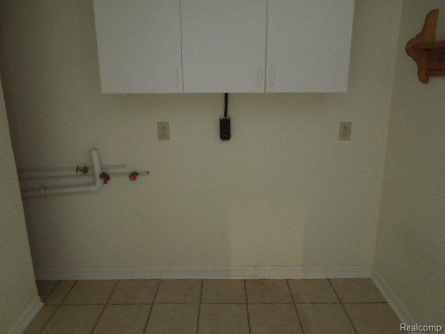 6454 Clarkston Road Clarkston, MI 48346 - Photo 16 of 25 21 laundry.jpg