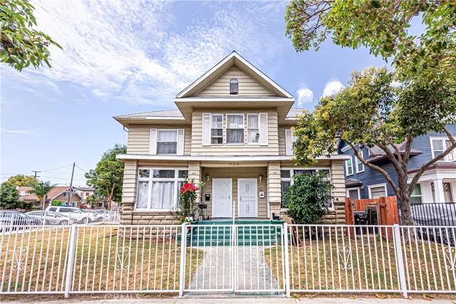 $1,290,000 | 405 West 9th Street, Long Beach, CA 90813