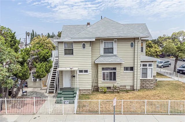 $1,290,000 | 405 West 9th Street, Long Beach, CA 90813