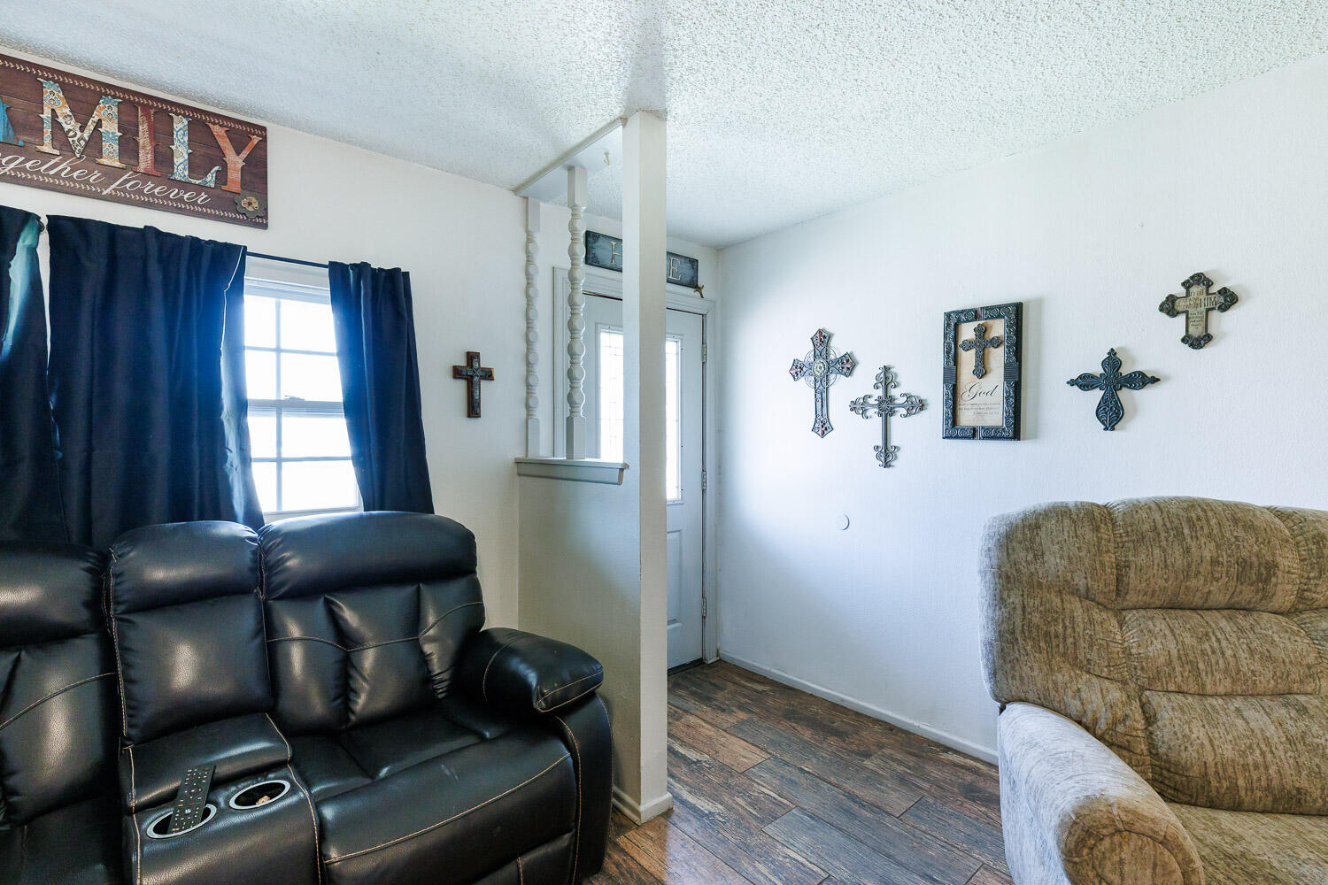 4609 Kemper Street Lubbock, TX 79416 - Photo 8 of 33 a living room with furniture and a window