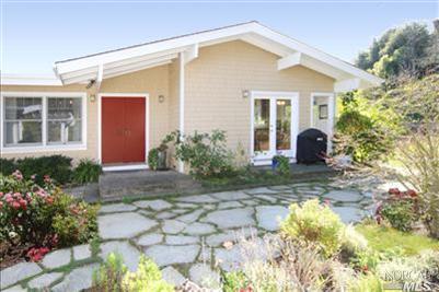 a view of a house with backyard