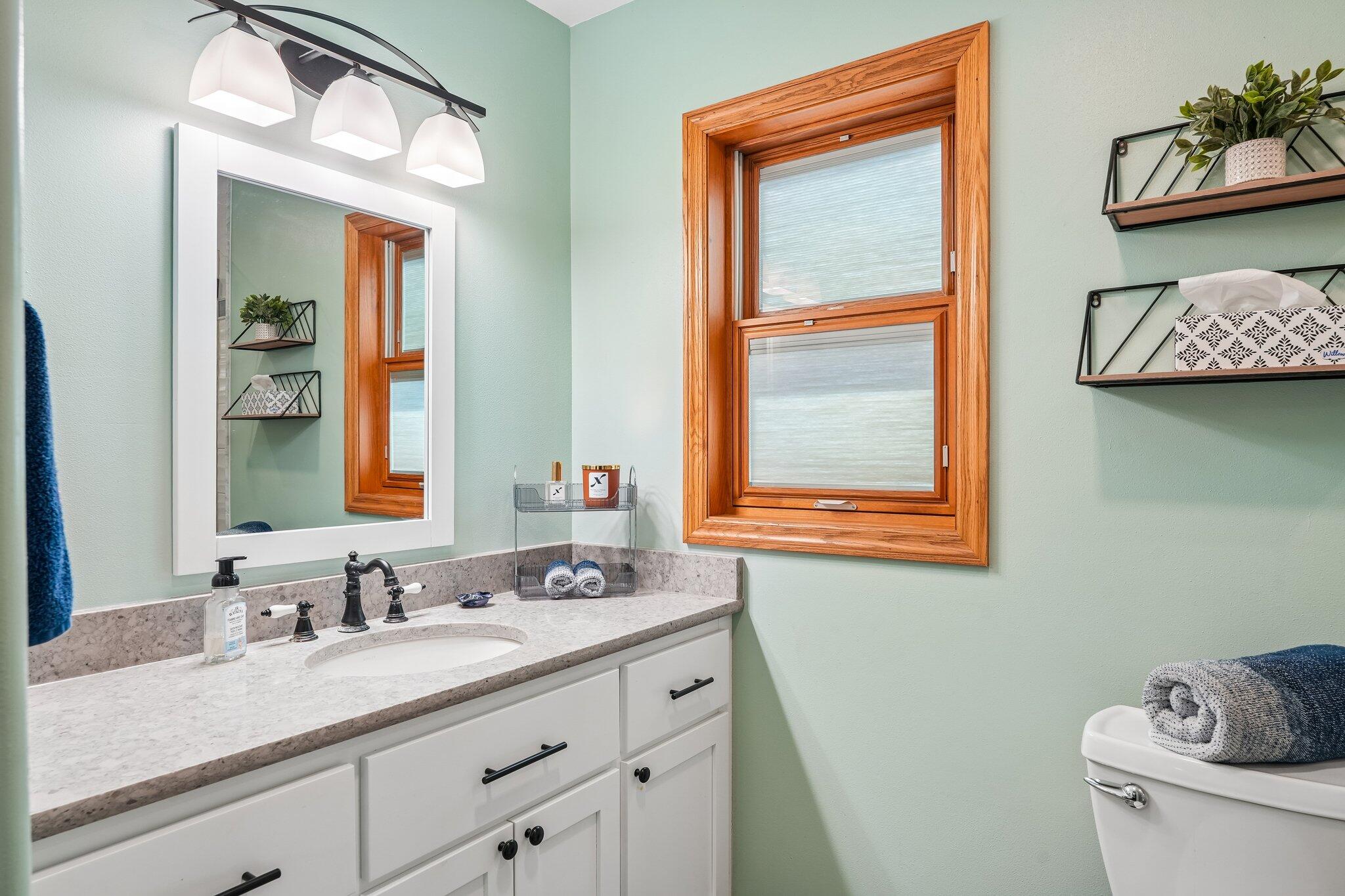 1202 Green Tree Road West Bend, WI 53090 - Photo 19 of 35 Primary Bathroom