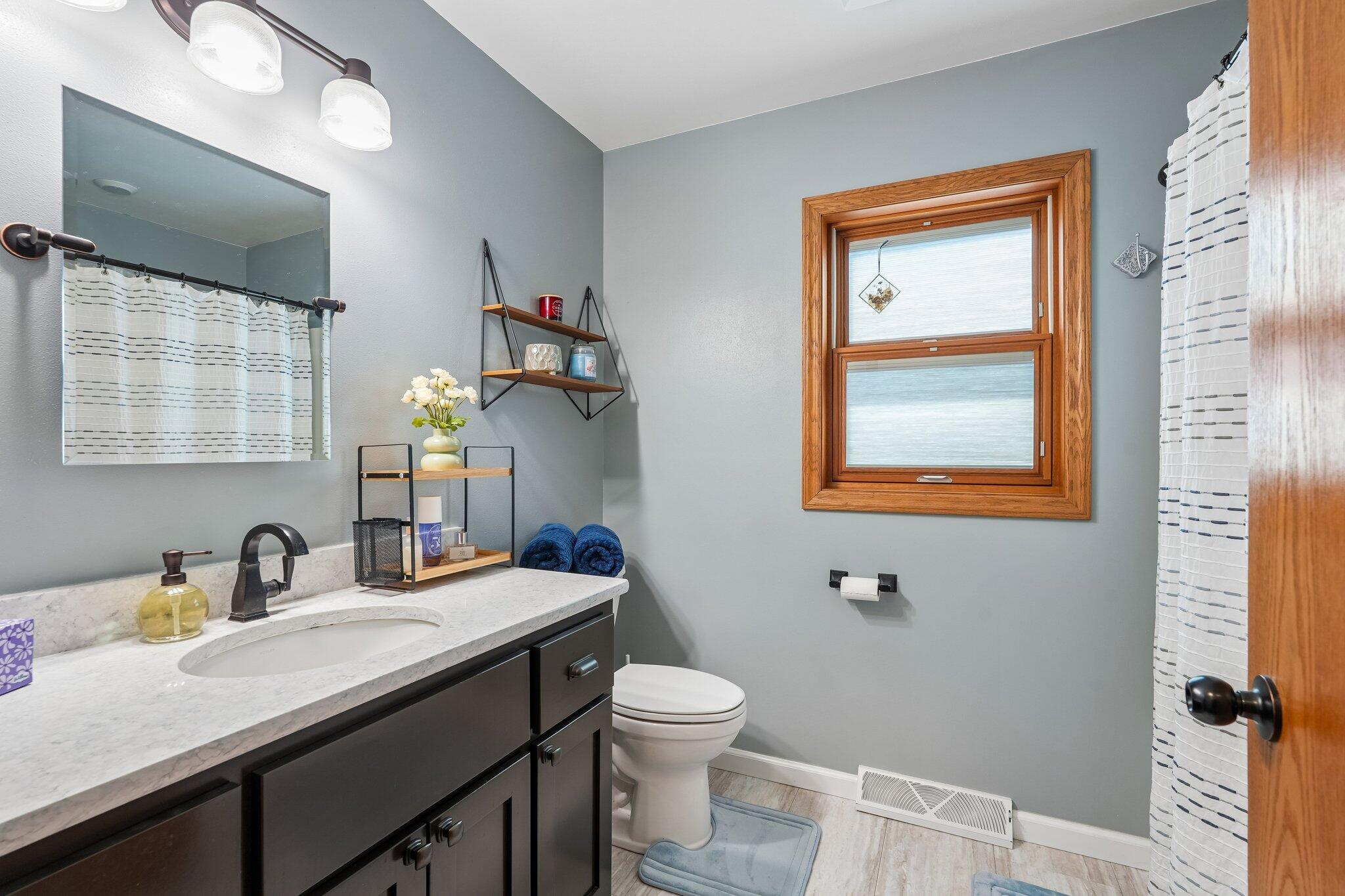 1202 Green Tree Road West Bend, WI 53090 - Photo 24 of 35 Hall Bath with tub