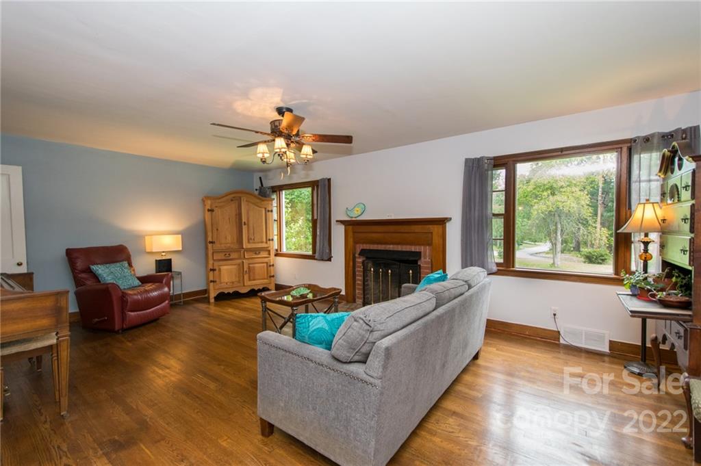 516 Higate Road Hendersonville, NC 28791 - Photo 5 of 39 Gallery Image 5