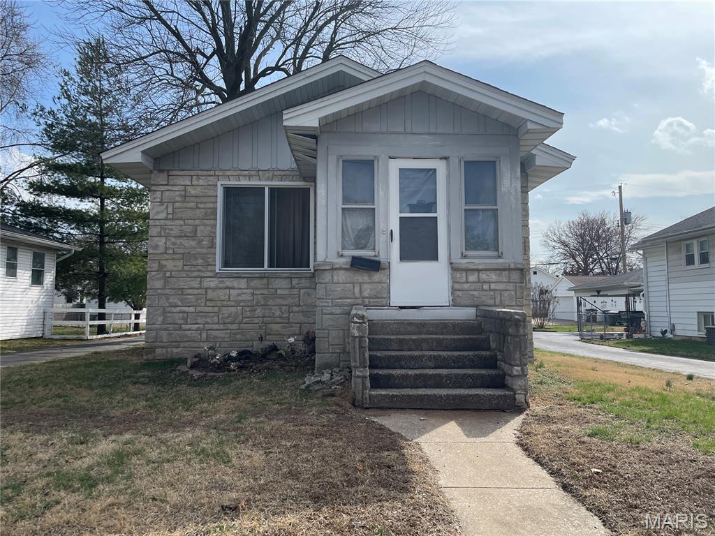 131 East Tydeman Avenue Roxana, IL 62084 - Photo 1 of 2