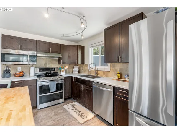 $470,000 | 410 East 15th Place, The Dalles, OR 97058