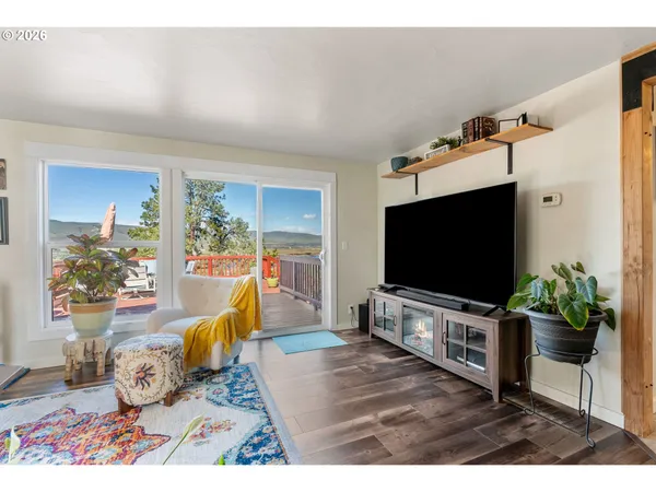$470,000 | 410 East 15th Place, The Dalles, OR 97058
