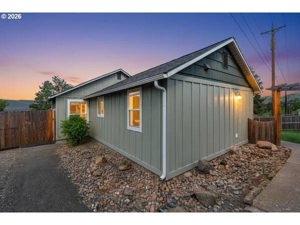 $470,000 | 410 East 15th Place, The Dalles, OR 97058