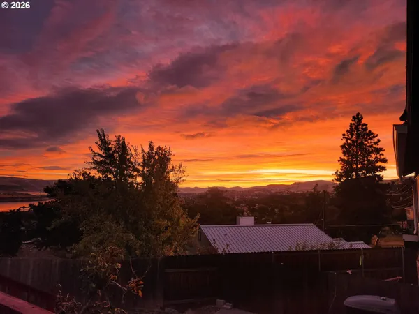 $470,000 | 410 East 15th Place, The Dalles, OR 97058