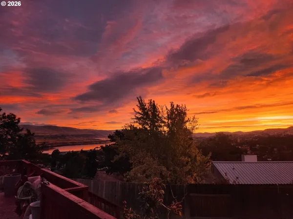 $470,000 | 410 East 15th Place, The Dalles, OR 97058
