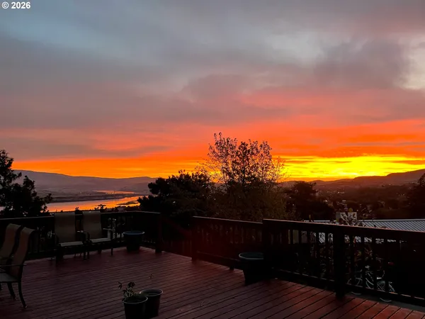 $470,000 | 410 East 15th Place, The Dalles, OR 97058