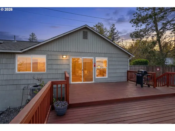 $470,000 | 410 East 15th Place, The Dalles, OR 97058