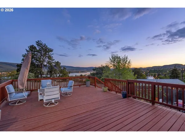 $470,000 | 410 East 15th Place, The Dalles, OR 97058