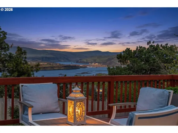 $470,000 | 410 East 15th Place, The Dalles, OR 97058