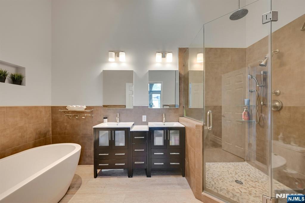 714 Holly Court, Unit 714 Norwood, NJ 07648 - Photo 23 of 44