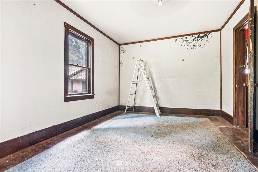 12901 Koeppen Road Southeast Rainier, WA 98576 - Photo 5 of 40 Gallery Image 5