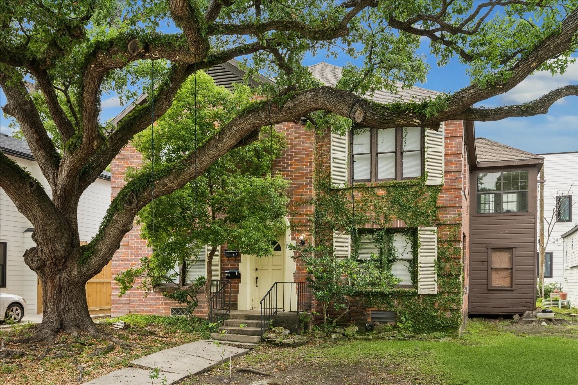2308 McClendon #1 is the bottom floor unit of a two-unit duplex located near Rice University. 2 bedrooms, 1 full bathroom.
