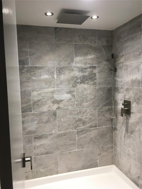 630 Cranes Way, Unit 307 Altamonte Springs, FL 32701 - Photo 5 of 8 a bathroom with a shower
