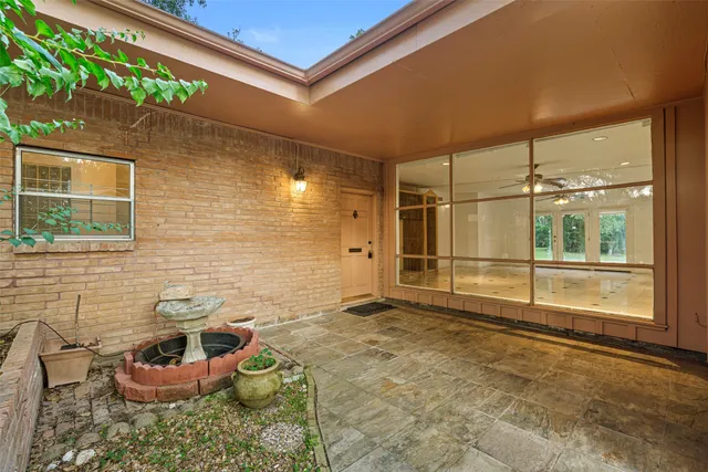 a bathroom with a toilet