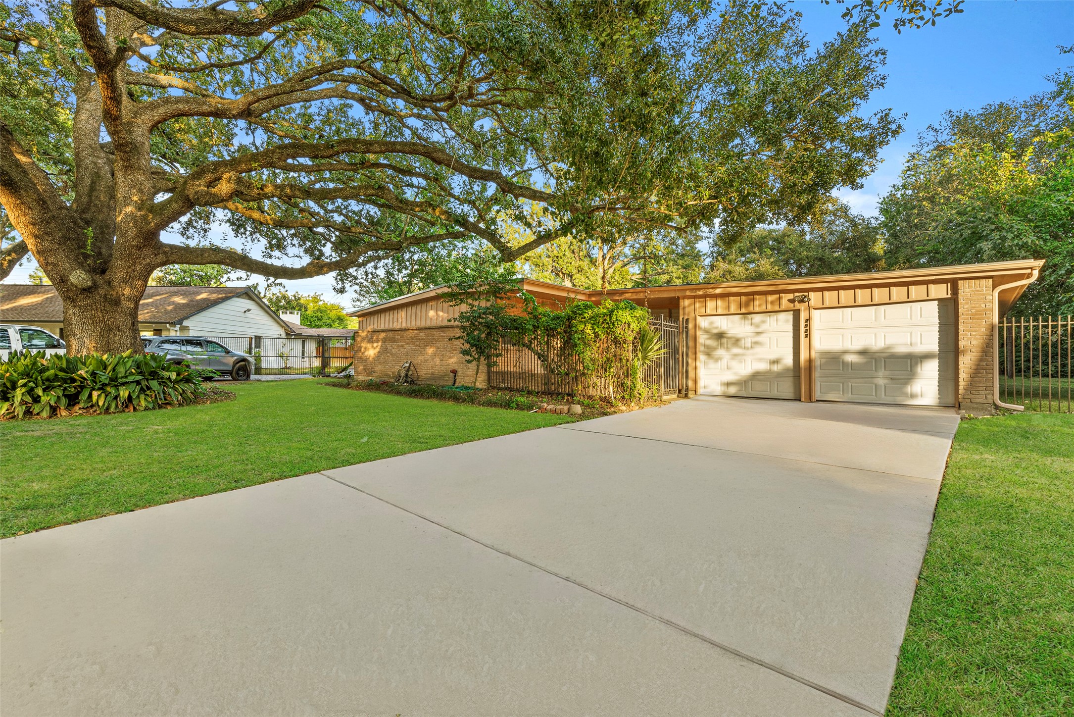 2927 Rockyridge Drive Houston, TX 77063 - Photo 3 of 34 a view of outdoor space and yard