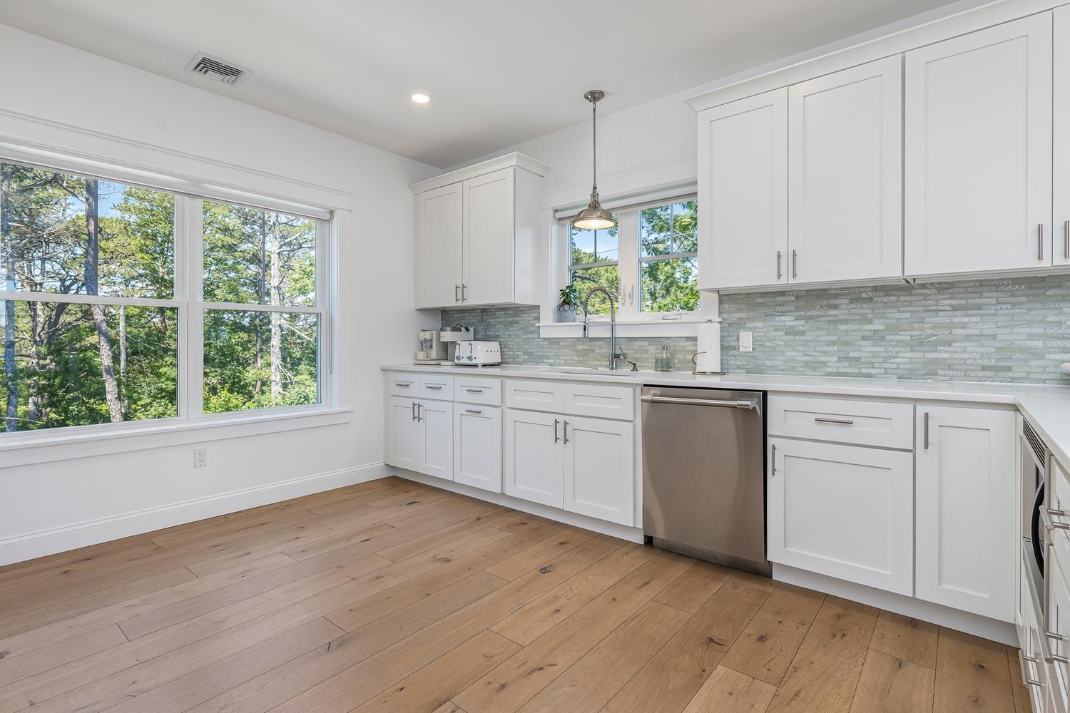 423 Seaside Avenue Saco, ME 04072 - Photo 7 of 46 Kitchen