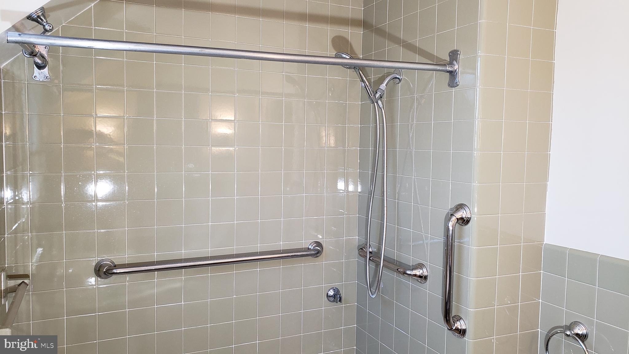116 Renfrew Avenue Trenton, NJ 08618 - Photo 27 of 36 Ceramic tub/show