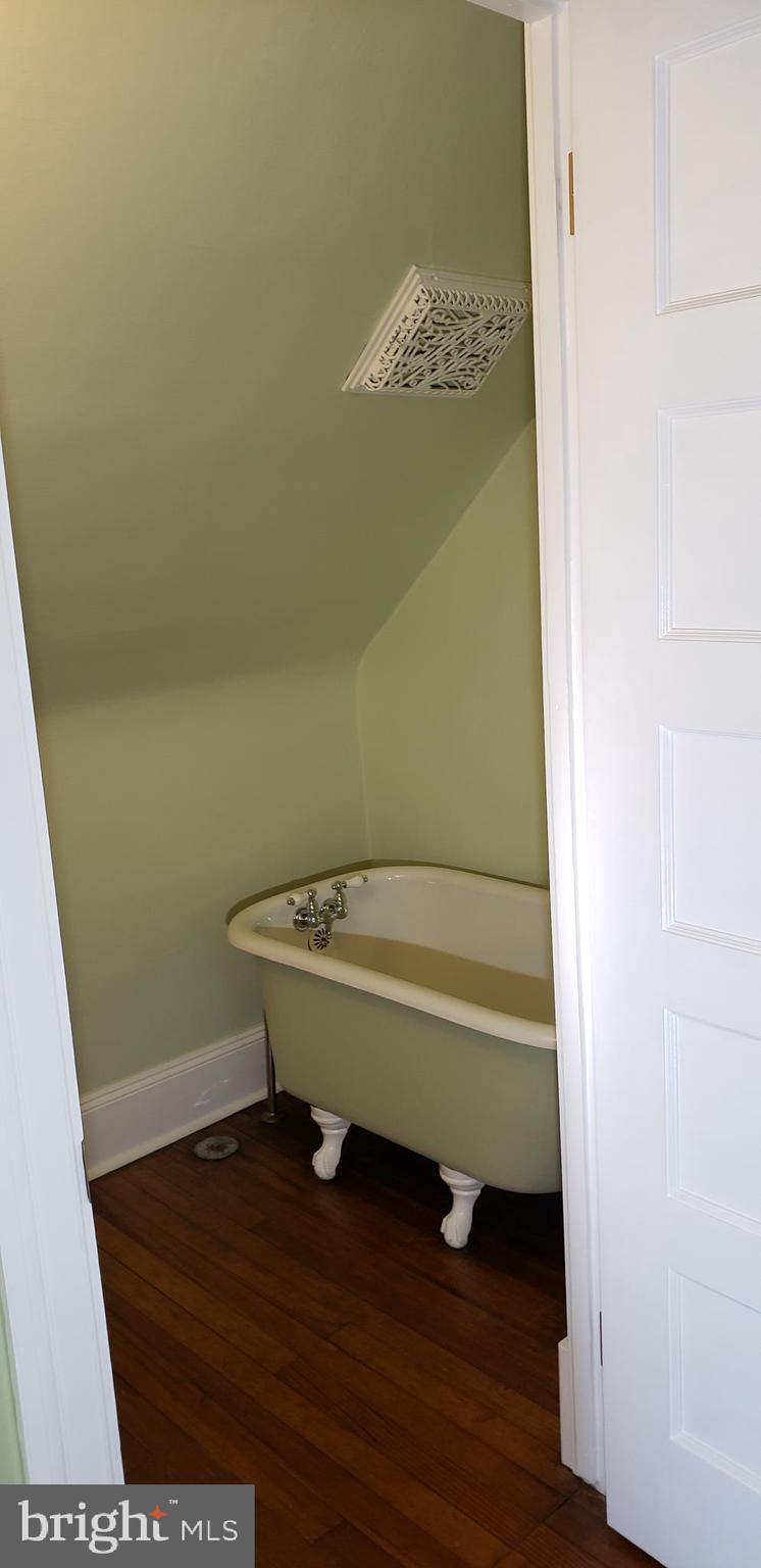 116 Renfrew Avenue Trenton, NJ 08618 - Photo 34 of 36 Bath 3 rd floor