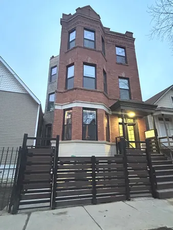 $2,350 | 1628 North Kimball Avenue, Unit 2, Chicago, IL 60647
