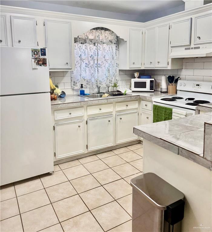 303 South Avasolo Street Rio Grande City, TX 78582 - Photo 4 of 5 a kitchen with cabinets and appliances