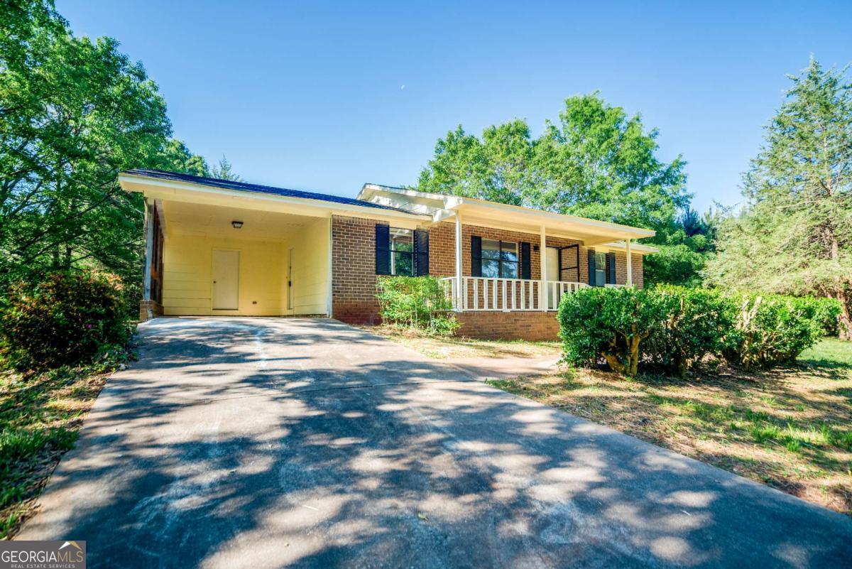 a view of a house with backyard and plants