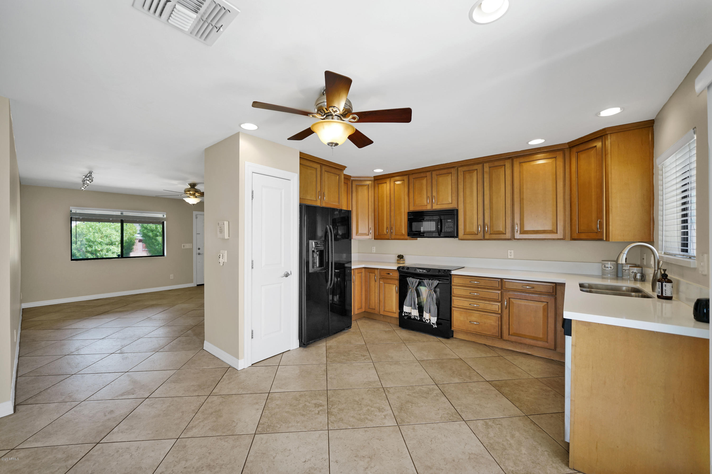 1931 East Presidio Road Phoenix, AZ 85022 - Photo 9 of 29 DSC08547
