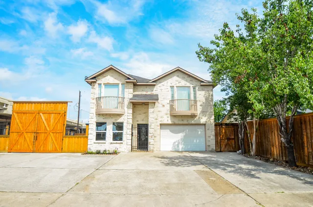 $685,000 | 6623 Gulf Freeway, Houston, TX 77087