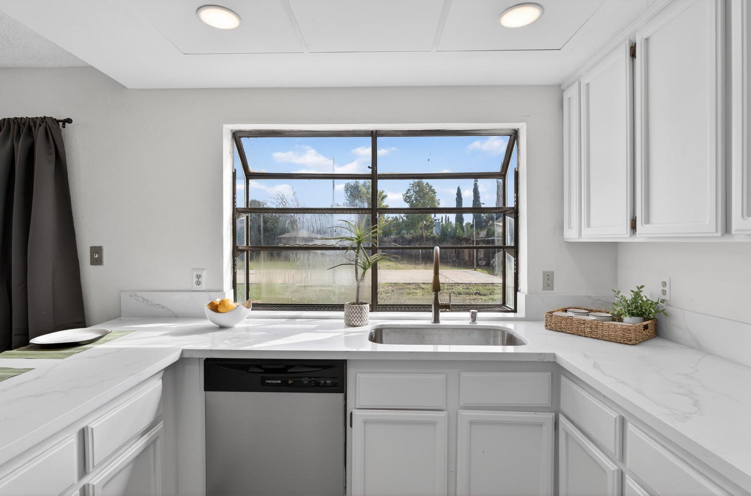 6701 Rancho Adobe Drive Sacramento, CA 95828 - Photo 16 of 57