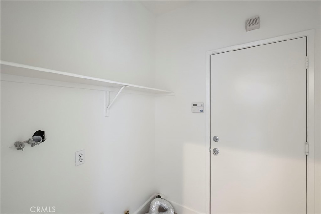 33298 Ave Bicicleta Temecula, CA 92592 - Photo 16 of 42 Large inside laundry room with gas hook up