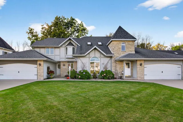 $399,900 | 2615 North Millbrook Road, Appleton, WI 54914