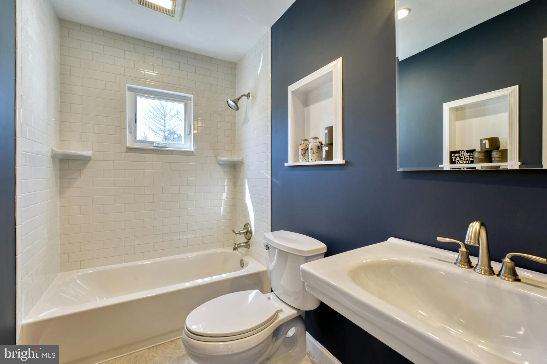 11055 Bishopsgate Court Reston, VA 20194 - Photo 16 of 31 UPDATED HALL BATH W TUB