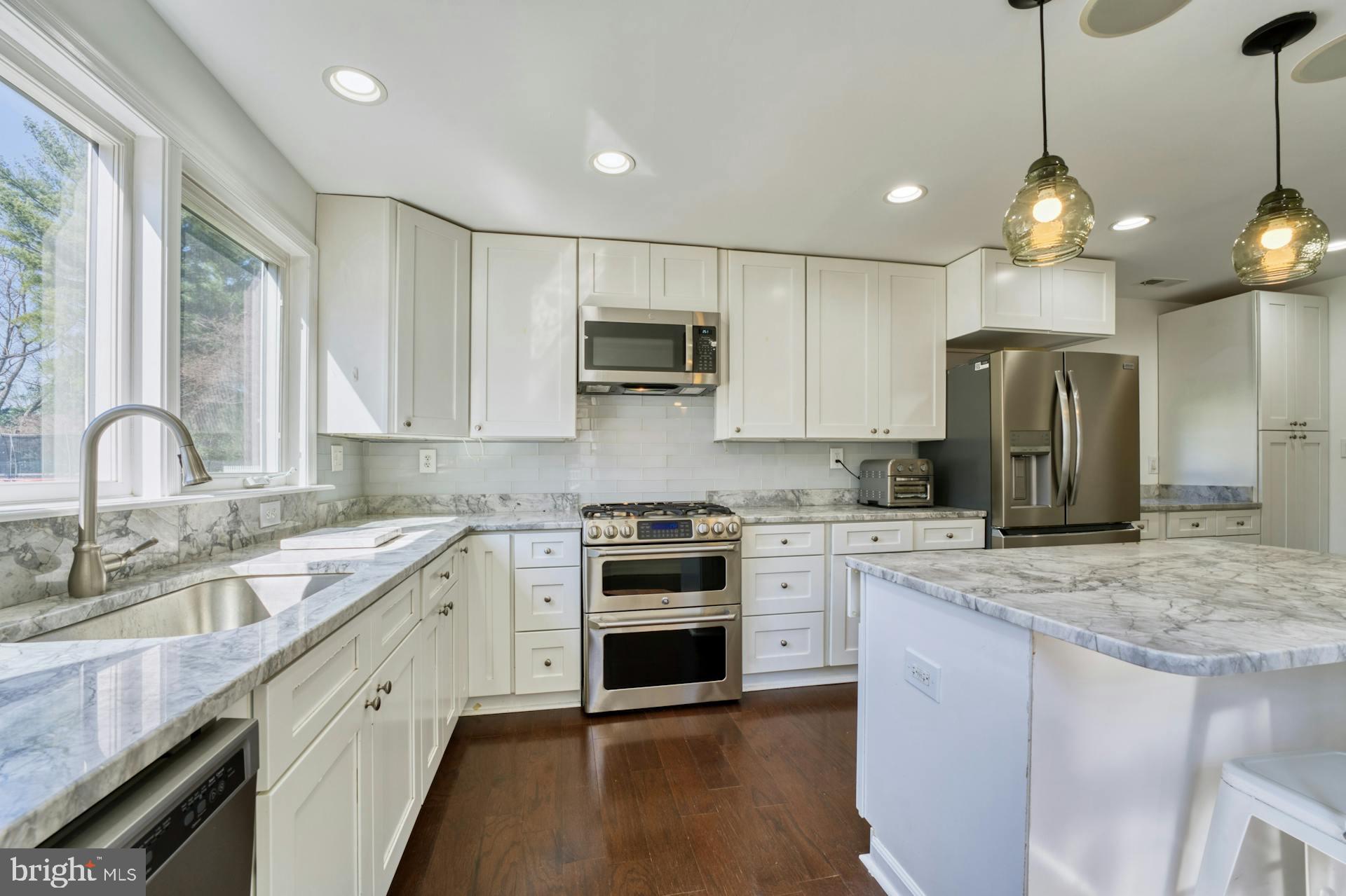 11055 Bishopsgate Court Reston, VA 20194 - Photo 7 of 31 TONS OF CABINETS + LOADS OF COUNTERSPACE