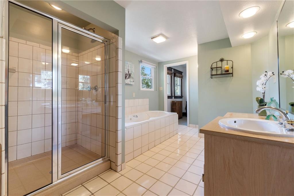 664 Hamilton Road Pittsburgh, PA 15205 - Photo 26 of 43 a bathroom with a tub sink and mirror